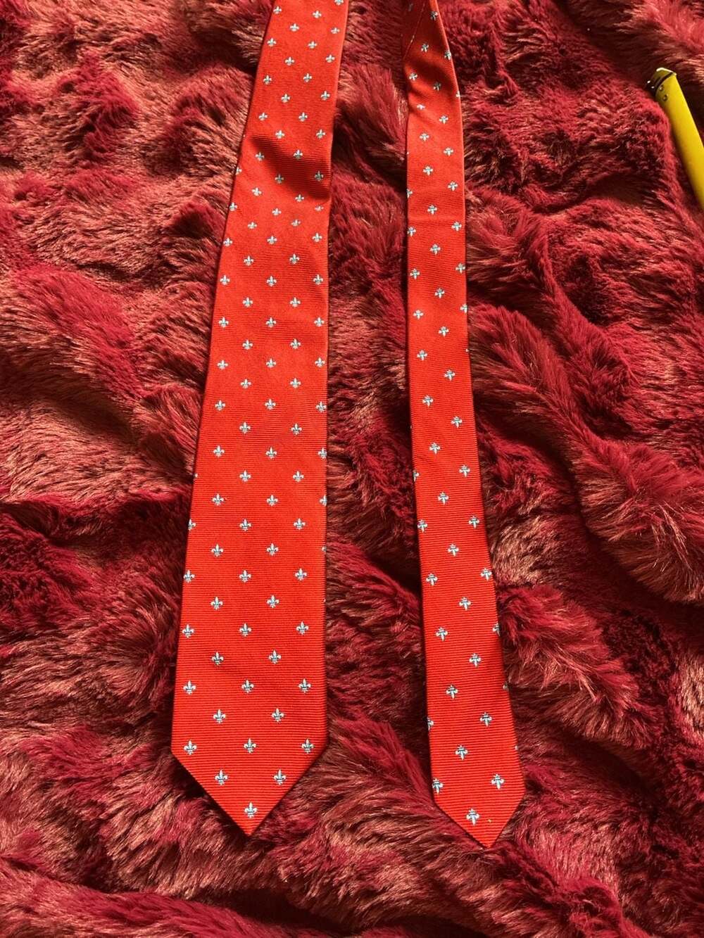 Brooks Brothers Makers and Merchants Red Silk Fleur-de-lis Print Necktie A785
